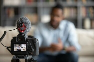 mirrorless camera for vlogging